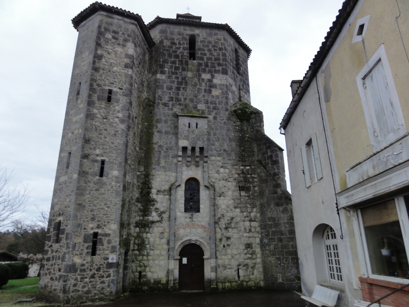 The fortified church (13th century) in Houeilles