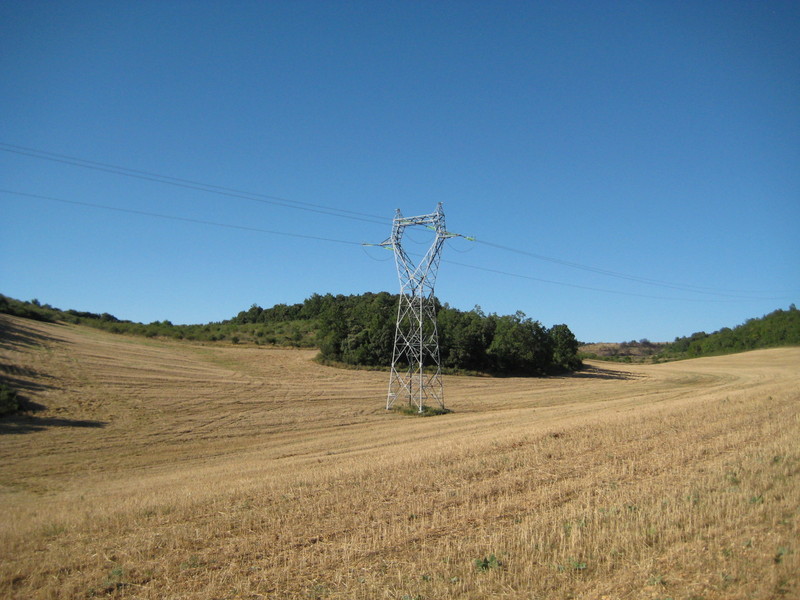 Pylon near the CP - Le champ de blé moissonné et son pylone ERDF