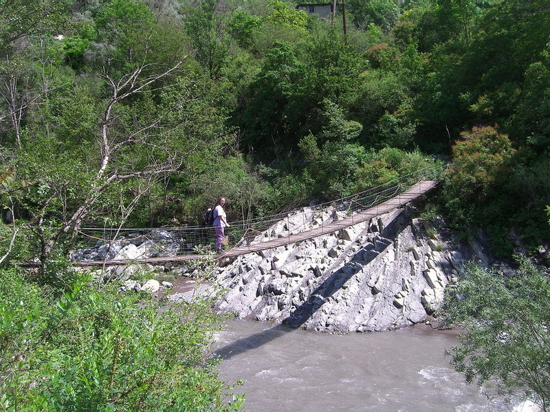 Renate crossing the plank bridge / Renate auf der Hängebrücke