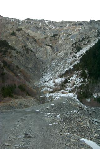 The Confluence Point is located behind this hill / Hinter diesem Berg liegt der Confluence Punkt