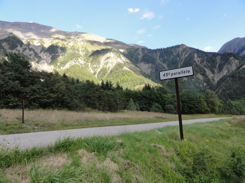 45<sup>th</sup> parallel road sign