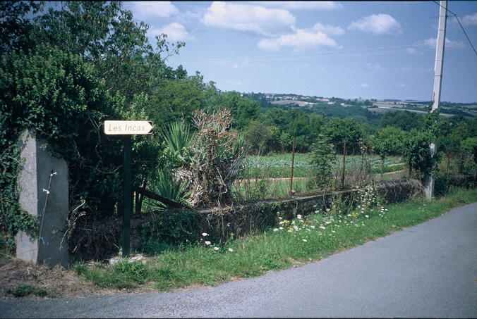 coming from the north on the road nr. D 16 just follow this road to the left at the end of the village Charbonnieres-les-Vieilles if you want to reach the confluence point