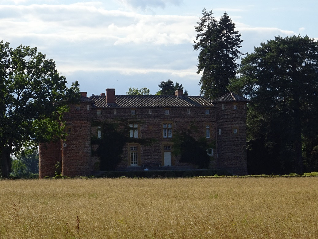 Château de la Grange (Unfortunately back lighted by the late afternoon sun)