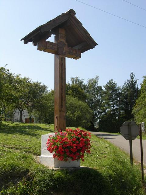 Religious symbol nearby / Ein Kreuz in unmittelbarer Nähe