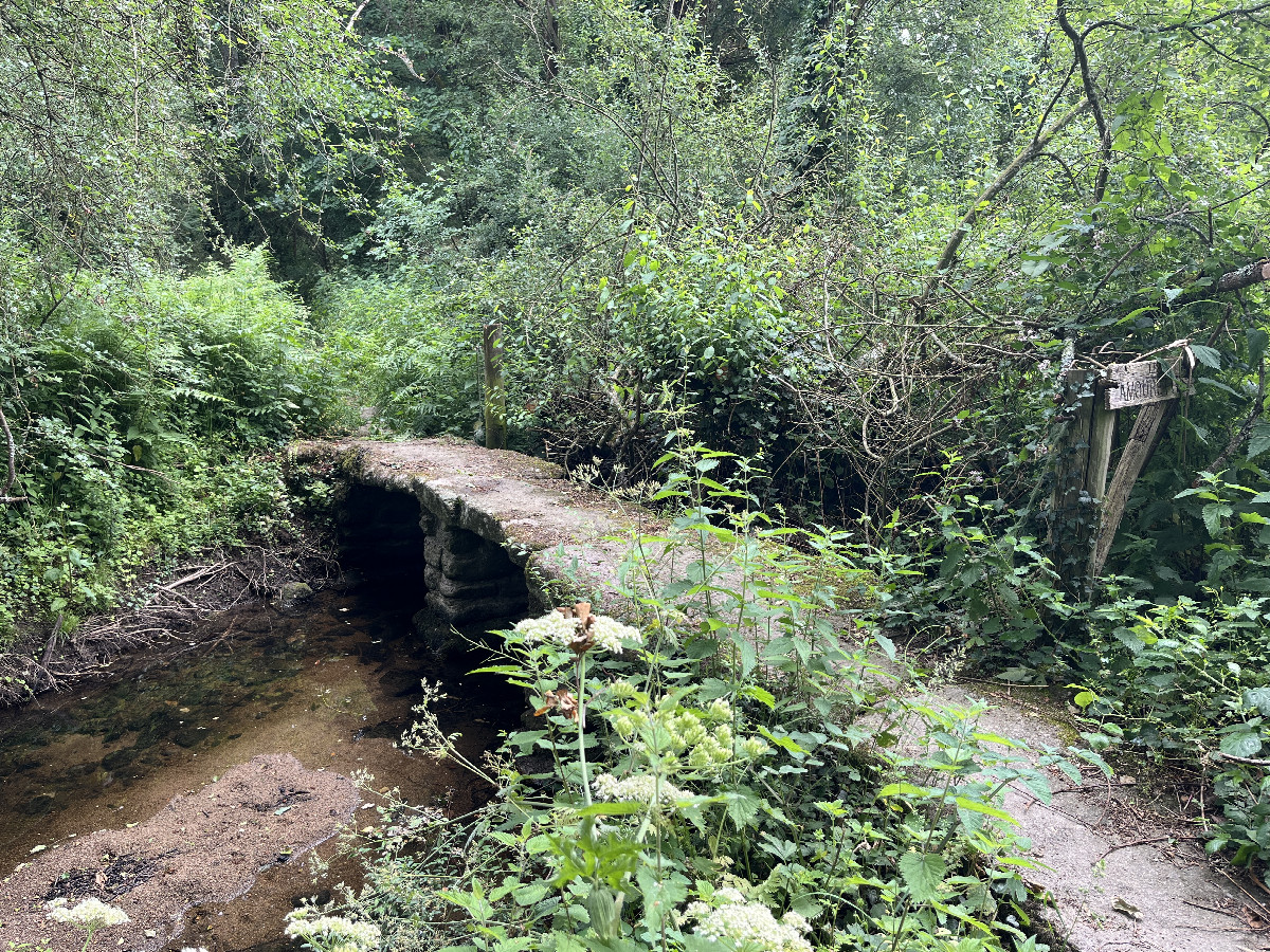 The stone bridge over the Ruisseau des Amourettes stream