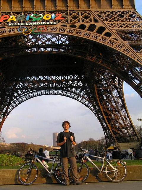 Back to  Paris : under the Eiffel Tower ! Juju