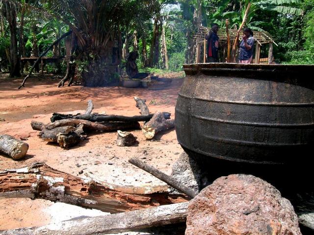 Cooking pot in the village of Kwame Agi 7N 3W