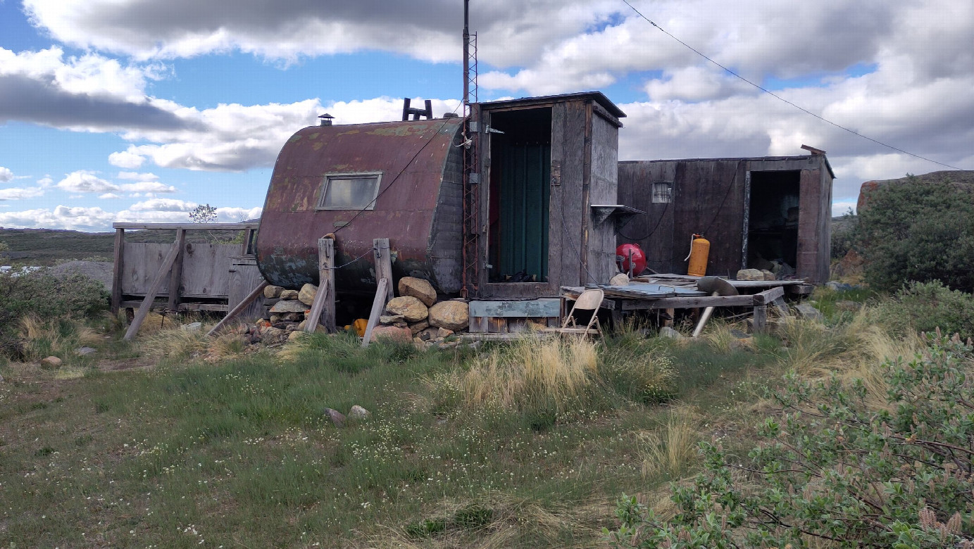 abandoned hut SW of the CP
