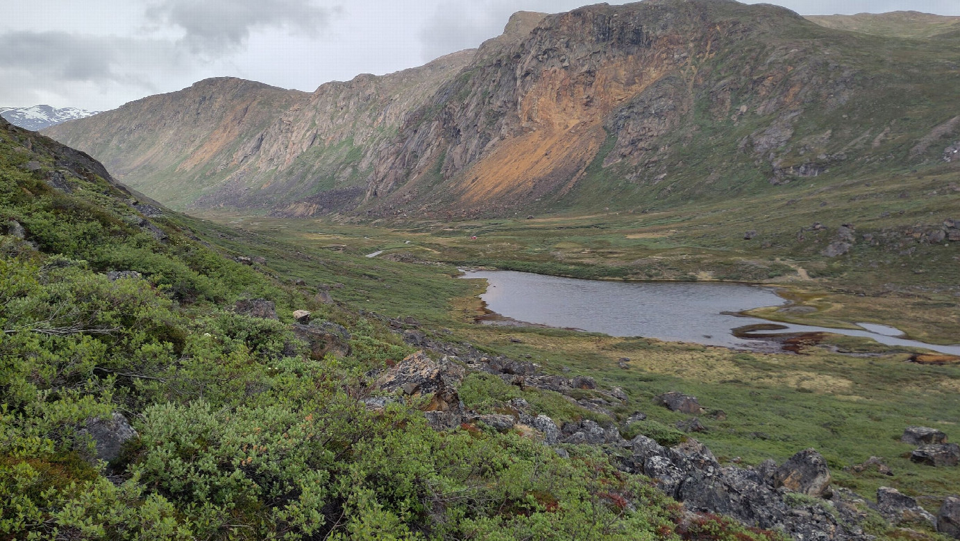 hut Nerumaq in the middle of the photo