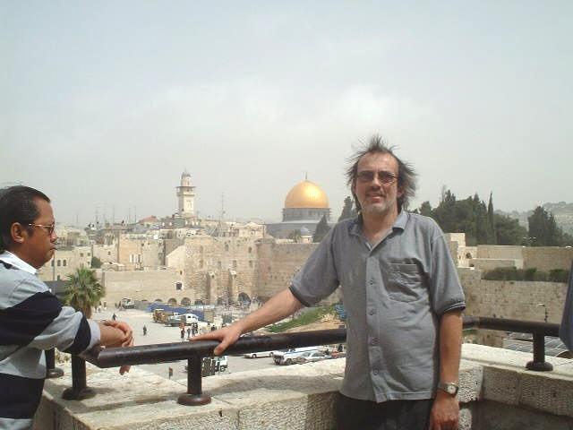 Captain Peter in front the Wailing Wall and the al-Aqsā Mosque in Jerusalem