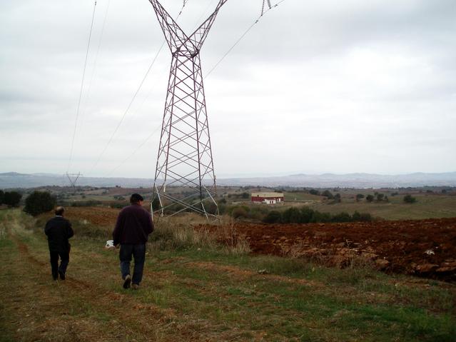 Βαδίζοντας δίπλα στην ηλεκτρική γραμμή / Walking along the electric line