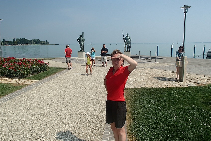 On the promenade of Balatonfüred. Monument to the fishermen  / На набережной Балатонфюреда. Памятник рыбакам