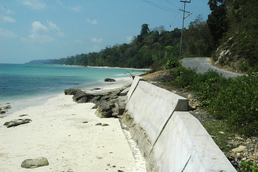 Where the beach meets the road (c. 900 m to confluence)