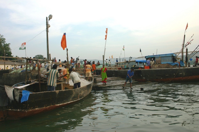 Leaving the Jivna Bandar jetty