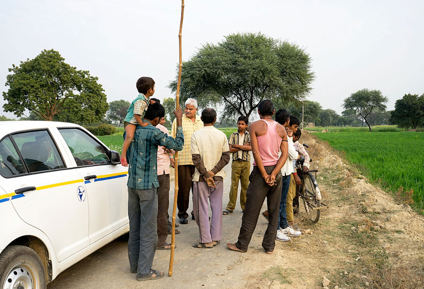 Dinesh chats with curious local residents about the Degree Confluence Project.