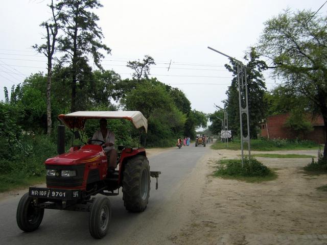 The road a few meters from the confluence, facing north