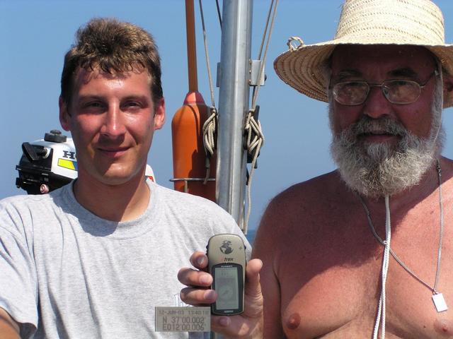 Chrstian und Wolfgang mit GPS auf dem Punkt /  Christian and Wolfgang with GPS on the confluence