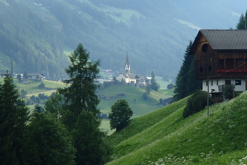 The Сhurch of San Giacomo in the village San Giacomo. Photo by Giacomo / Церковь Св.Якова в деревне Святого Якова. Фото Якова