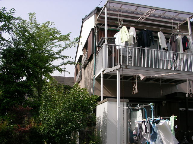 Looking north - this house was just putting out the laundries