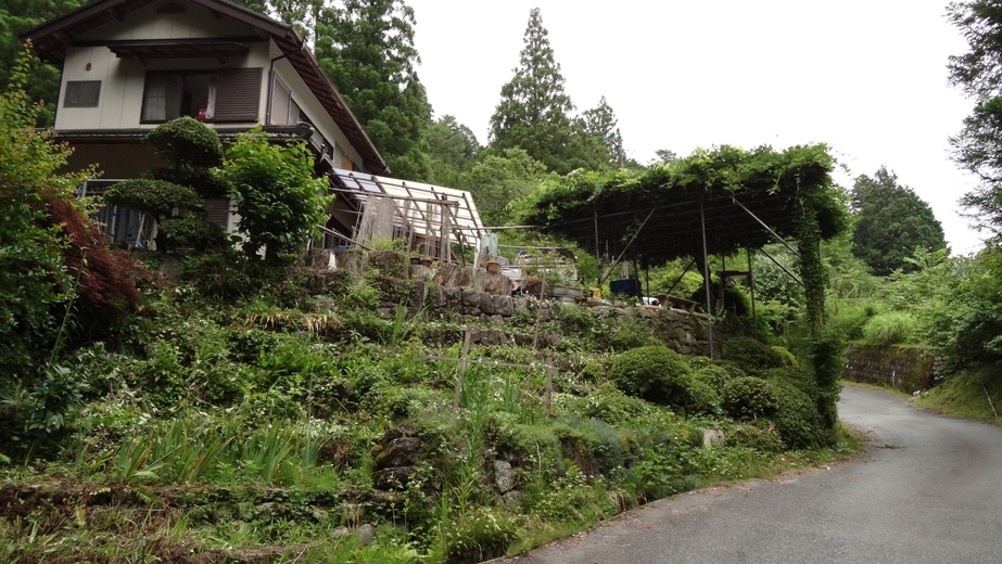 House at the T-junction with the way up to the CP
