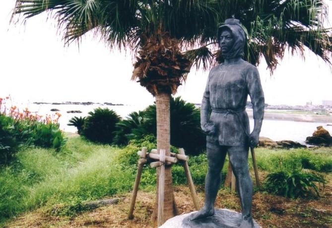 Statue of ama near N35 E140