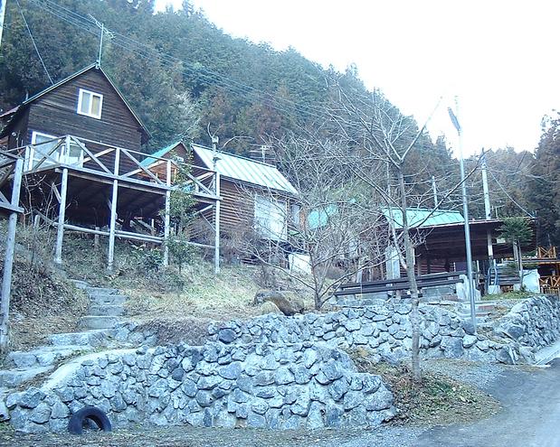 A tiny village of what look like vacation homes. The confluence is on the hill behind.