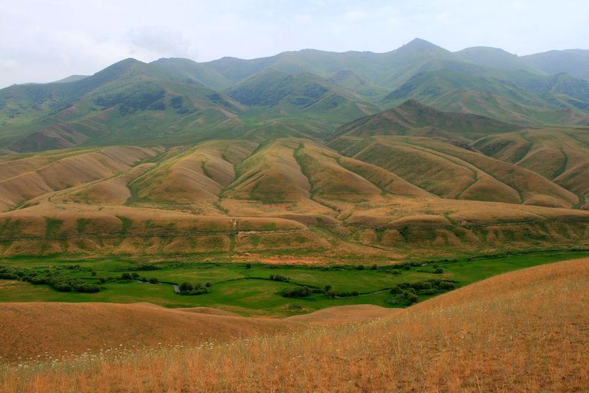 100 meter above: Bazarturuk Valley and Songköl Too from confluence plateau