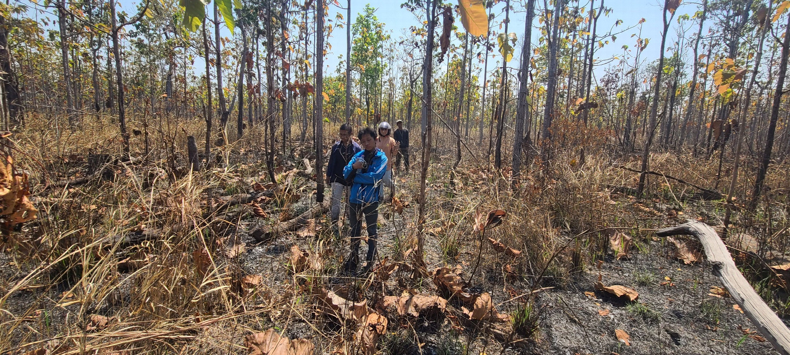 The short, but long hot walk to the confluence, through tall grass and burnt out areas.