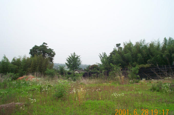 Looking east; there was a traditionally-built house nearby, which might be the home of the landowner of the place I was standing on.