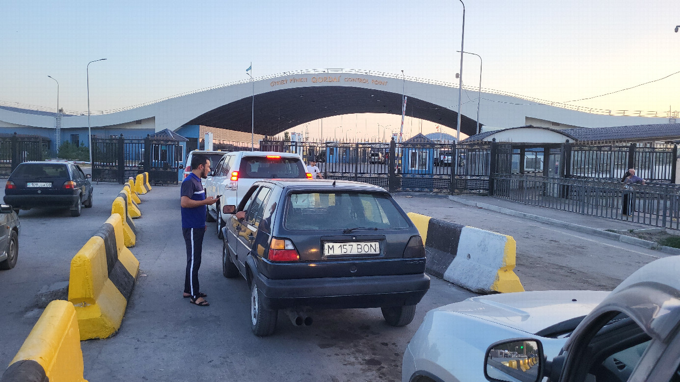 ждём въезда в Киргизию / Waiting for entering to Kyrgyzstan