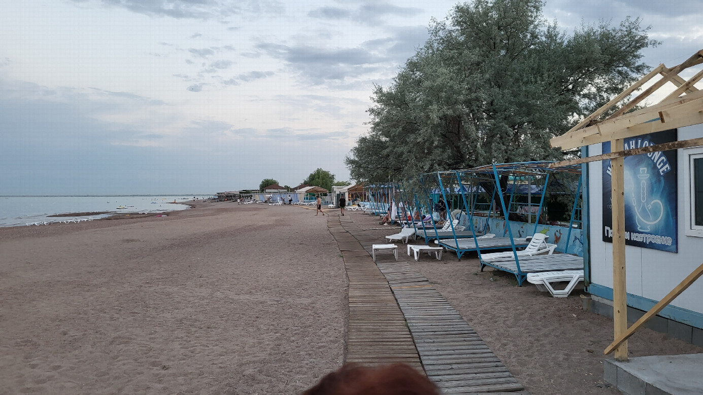 пляж на базе отдыха "АкЖайык" / Beach at the recreation center "AkZhayik"