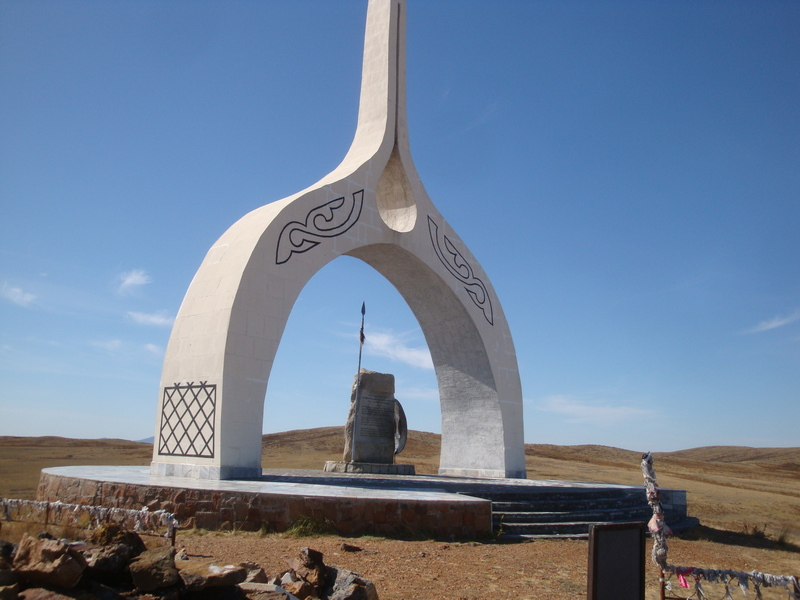 Обычно на перевалах сооружения / Monuments on the pass