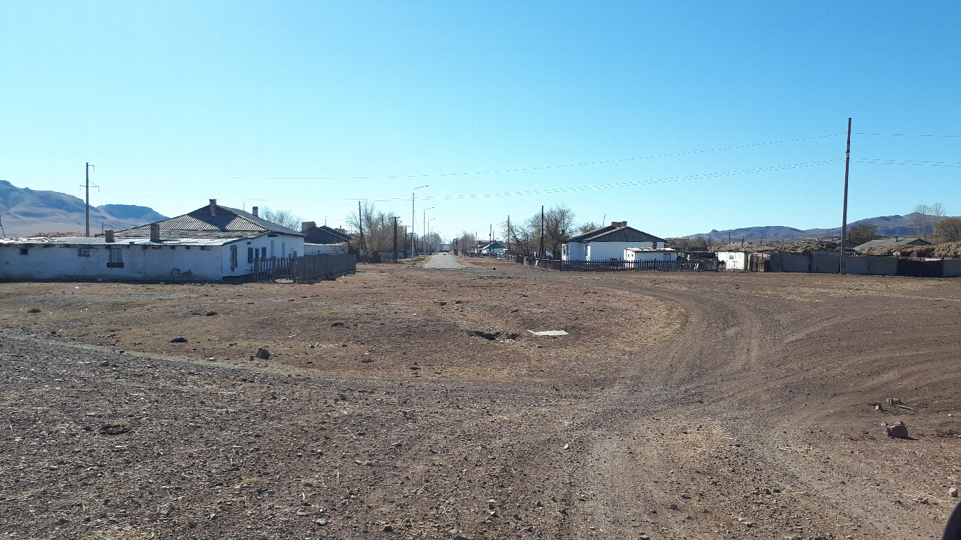 Central street in Aynabulak village / центральная улица в Айнабулаке