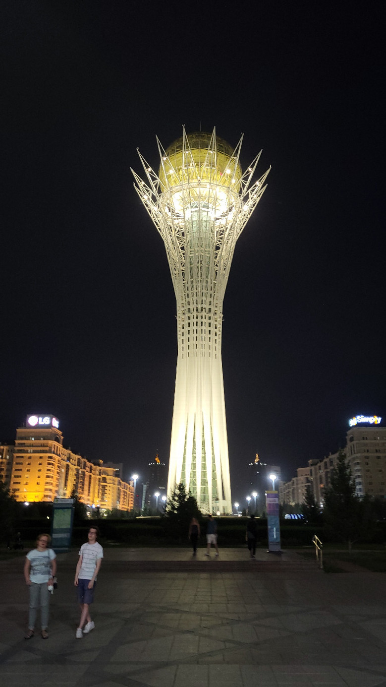 монумент Байтерек в Астане / Baiterek monument in Astana