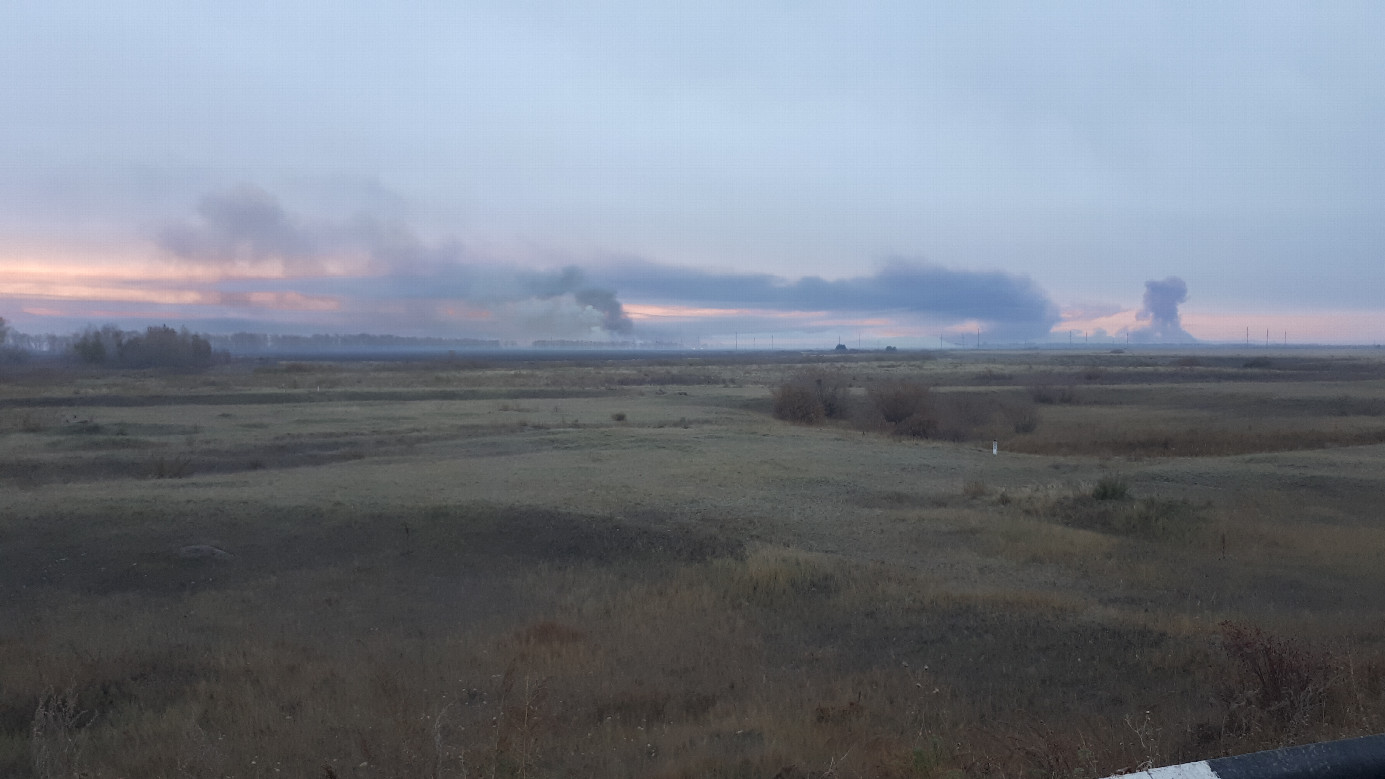 Burning straw in the fields / сжигают на полях солому