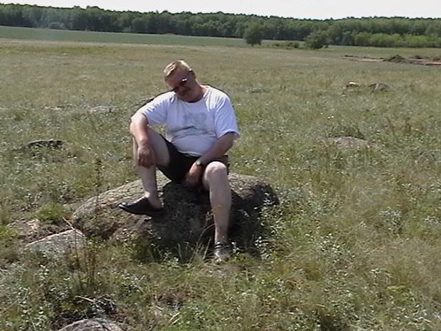 Я на камушке сижу -- I sit on a rock