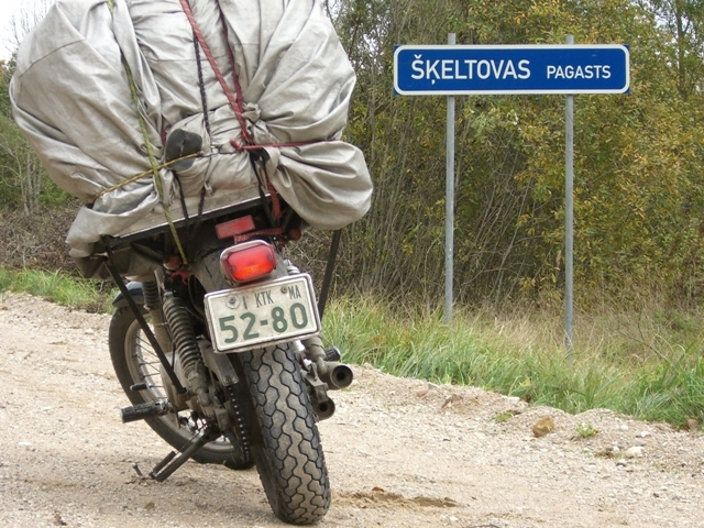 Entering Skeltova village near point