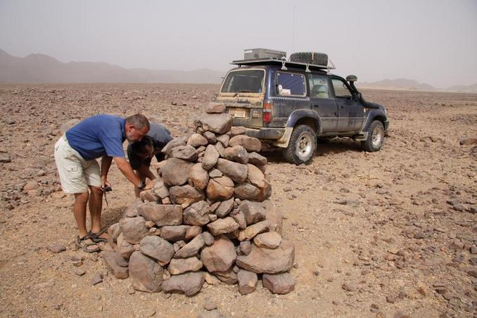 We are quite confident that this cairn is the one built in 1933 by Captain Oreste Marchesi of the Istituto Geografico Militare