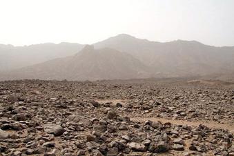 #1: View from the cairn towards the 22N 25E confluence being 150 meters above the plane, on the slope of the gully, at the picture centre. Behind the gully the slopes of the northern Jabal `Uwaynāt ridge.