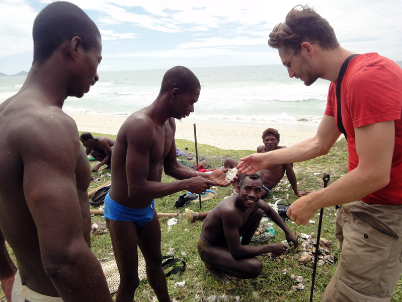 Fishermen offering us fresh oysters just 200 m from the CP