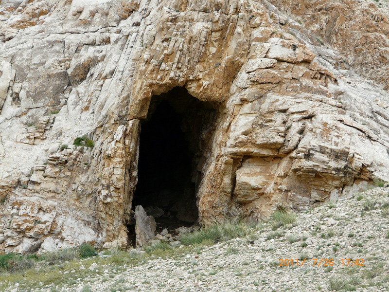 Tsagaan hairhan cave