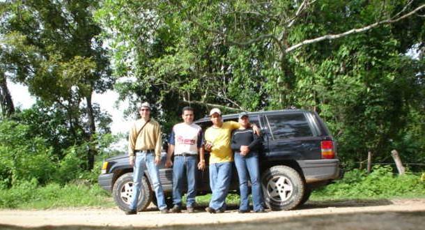 Visitantes Junto al Jeep que nos llevo  visitors and Cherokee Jeep