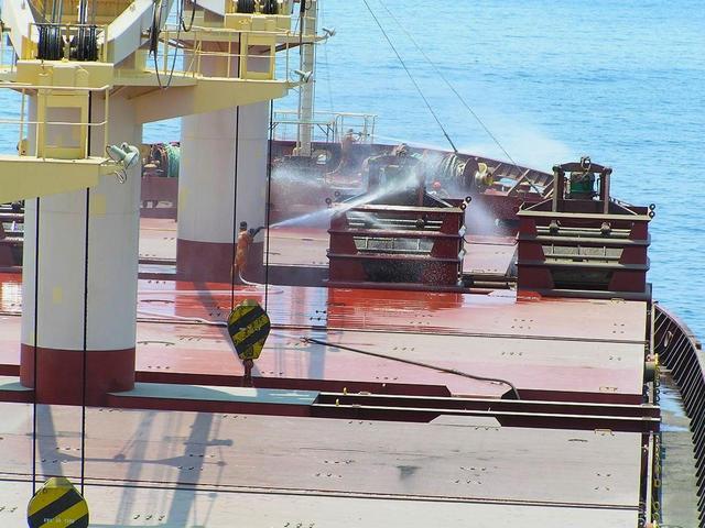 Washing away the clinker dust from the ship