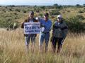 #10: Los tres con el letrero de la Confluencia