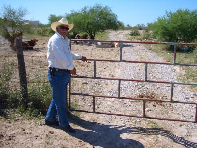 Arturo de la Rosa opening gate. Abriendo una puerta.