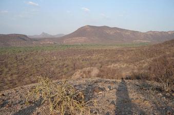 #1: Al centro, en la parte baja de los arboles verdes, se ve un punto amarillo (tractor estacionado que no se distingue), es el rancho de donde iniciamos la caminata.