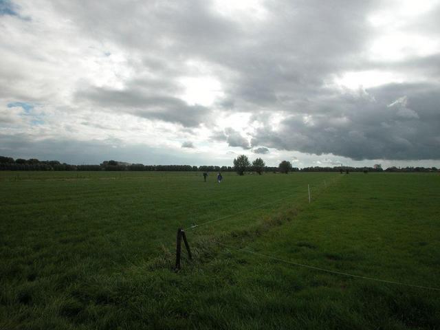 Renate, Dinah & the farmer on the way to the point / Renate, Dinah & der Bauer auf dem Weg zum Punkt