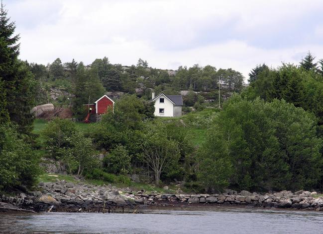 Closeup of the farm buildings at the confluence