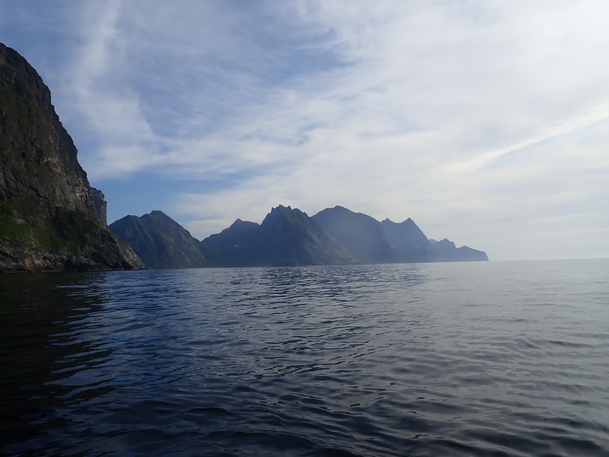 On the Waterway to the Pointarea along the Lofot Islands / Auf dem Wasserweg zum Punkt entlang der Lofoteninseln.