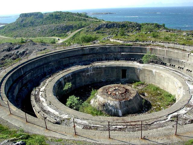 open Bunker without cannon / Bunker von oben-/ ohne Kannone